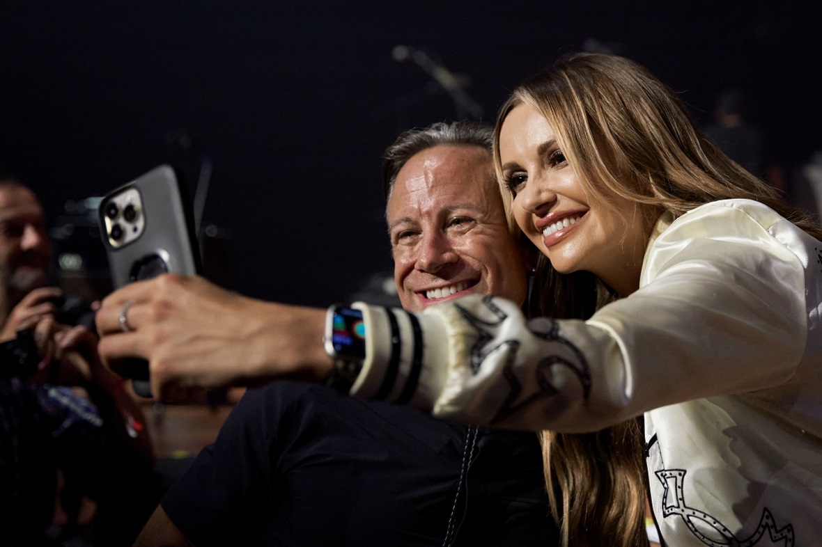 Typisch Country Night Gstaad: Nach dem Auftritt gibt es am Rand der Bühne noch A...