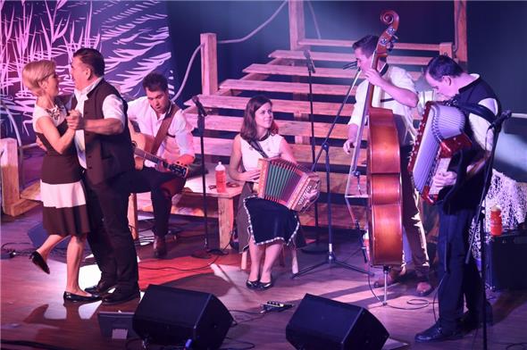 Typisch Oesch’s, alli mache mit – sei es musikalisch oder tänzerisch.