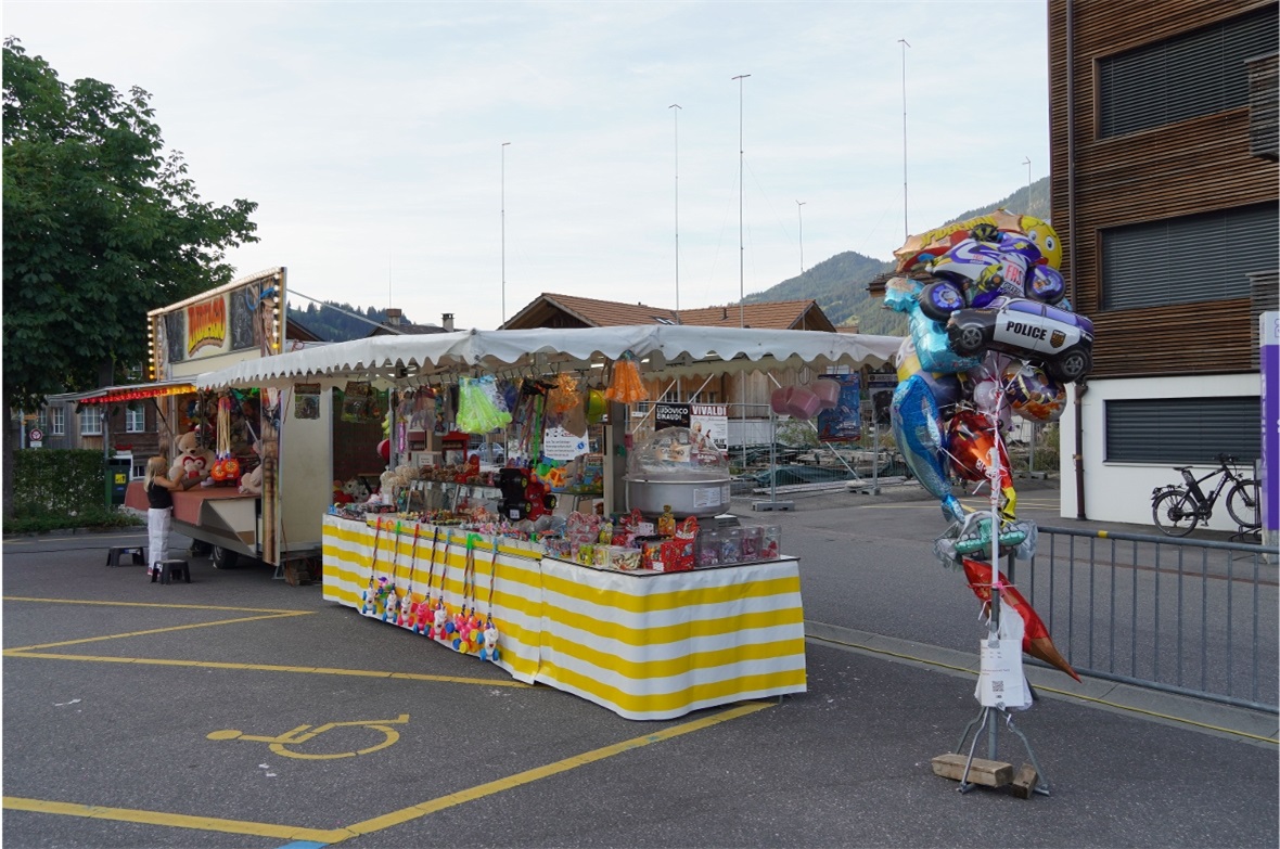 Typische Jahrmarktstände bereicherten den Lunapark.