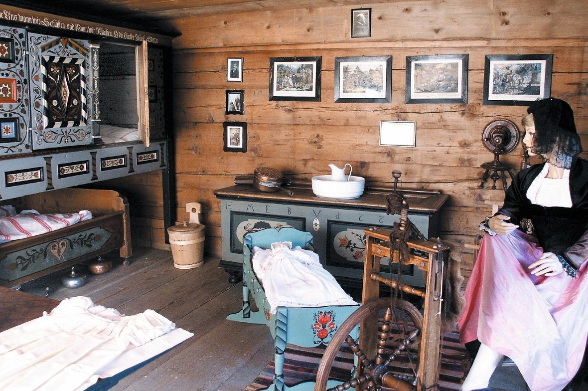 Typische Obersimmentaler Stube (18. Jahrhundert) mit Schrankbett.