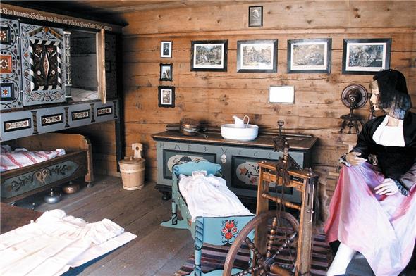 Typische Obersimmentaler Stube (18. Jahrhundert) mit Schrankbett.