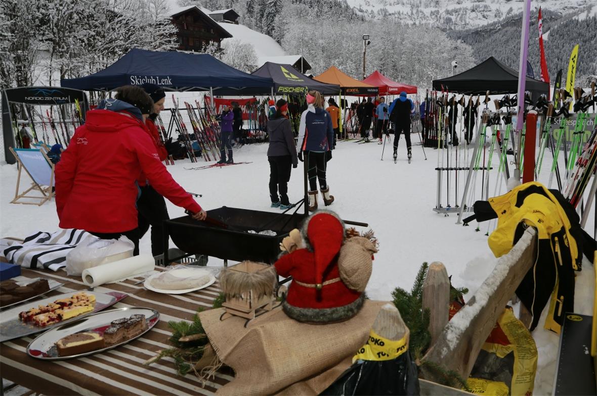 Über 200 Gäste, Glühwein und Bratwurst an der Saisoneröffnung im Nordic Zentrum