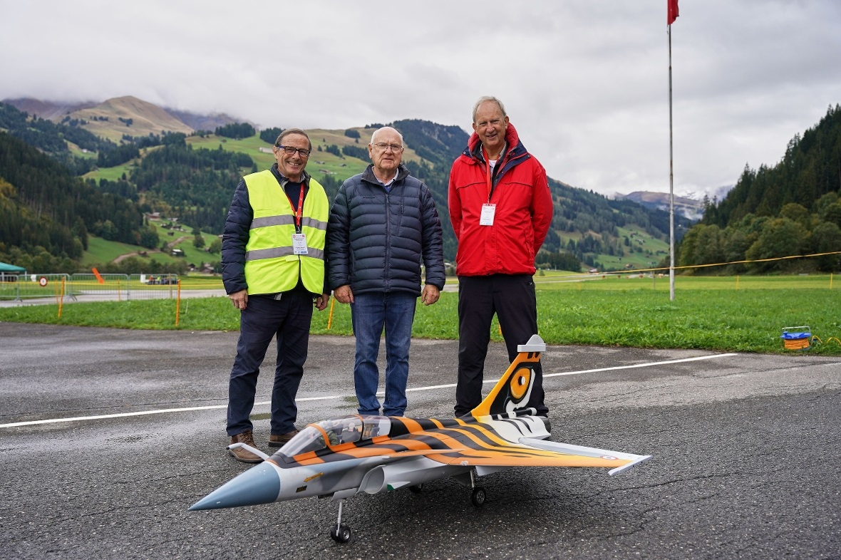 Über 200 Jahre Modellflug-Erfahrung! Die drei Ältesten des OK mit Daniel Lörtsch...