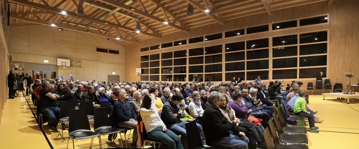 Über 300 Interessierte warten auf Informationen über den Plaine Morte Gletscher ...