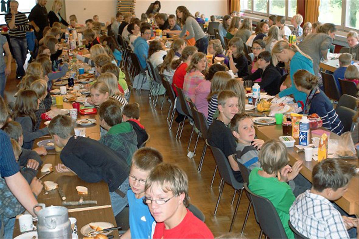 Über 300 SchülerInnen labten sich in Zweisimmen am gemeinsamen Brunch zur Einwei...