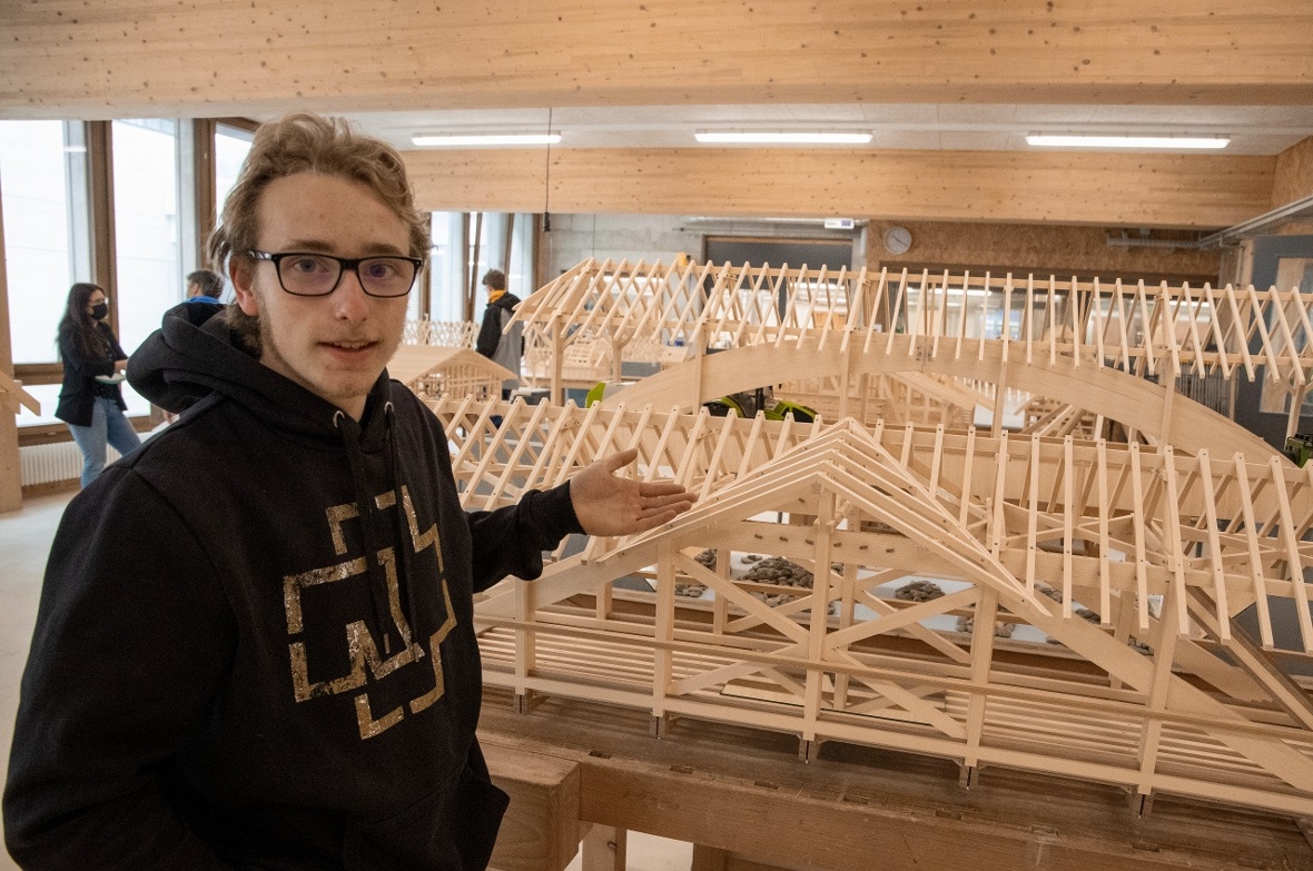 Über 500 Arbeitsstunden stecken im Wettbewerbsstück des 18-jährigen Manuel Teuscher aus Boltigen, der berechtigterweise stolz auf seine Leistung sein darf.