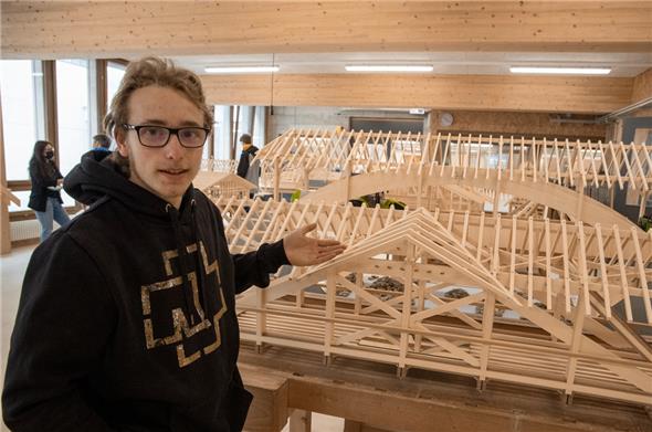 Über 500 Arbeitsstunden stecken im Wettbewerbsstück des 18-jährigen Manuel Teuscher aus Boltigen, der berechtigterweise stolz auf seine Leistung sein darf.