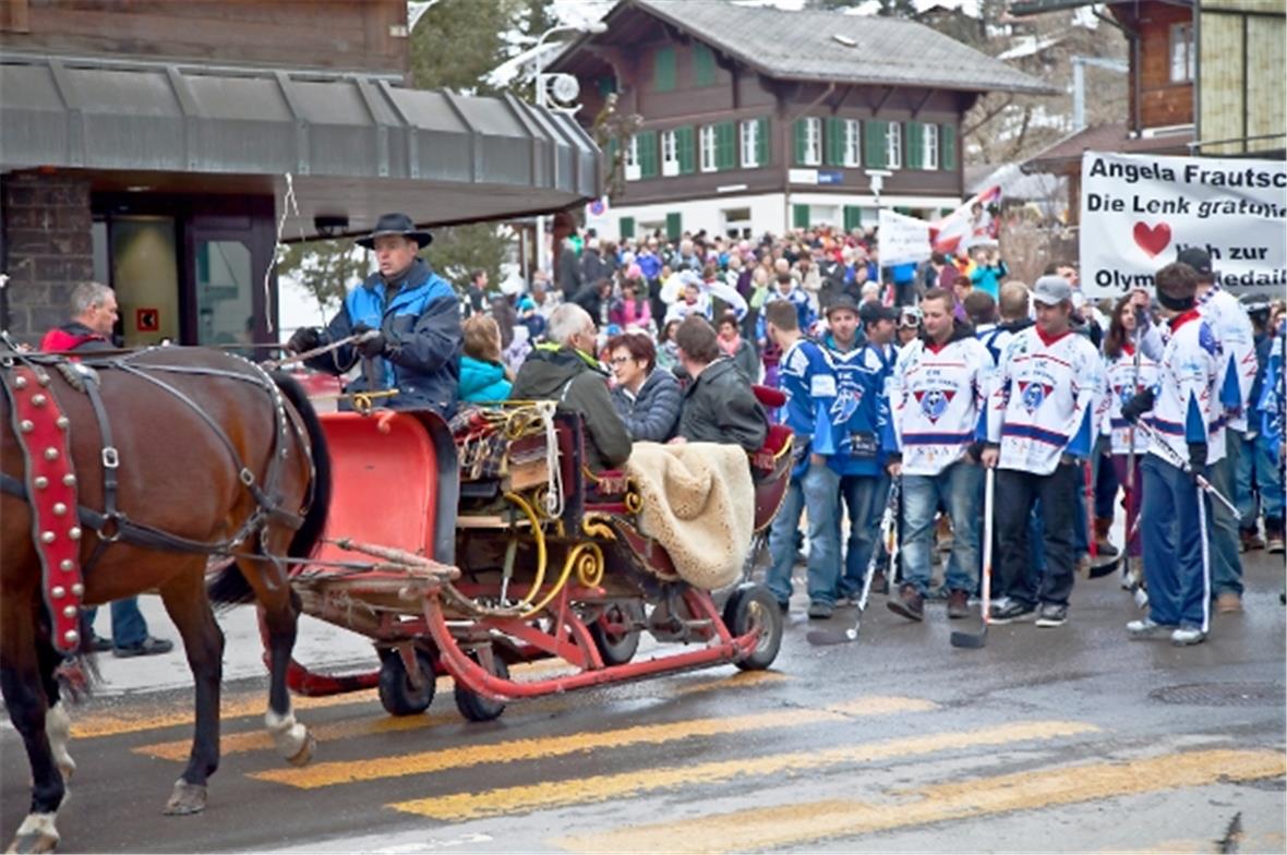 Über 500 Fans begleiten Angela Frautschi bei ihrer Ankunft an der Lenk