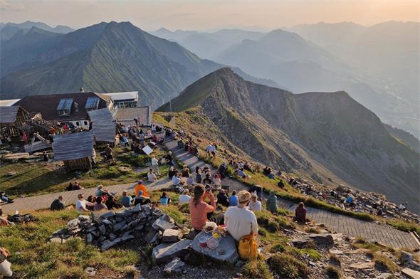 Über 800 Personen verfolgten die Sonnenfinsternis vom Niesen aus.
