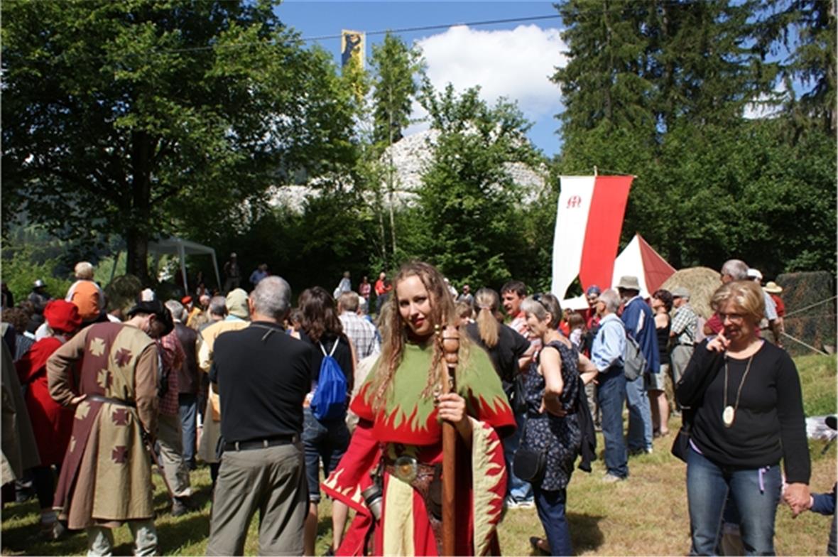 Über der Ruine weht die Obersimmentaler-Fahne, im Burghof zieht das Burgfräulein...