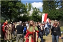 Über der Ruine weht die Obersimmentaler-Fahne, im Burghof zieht das Burgfräulein...
