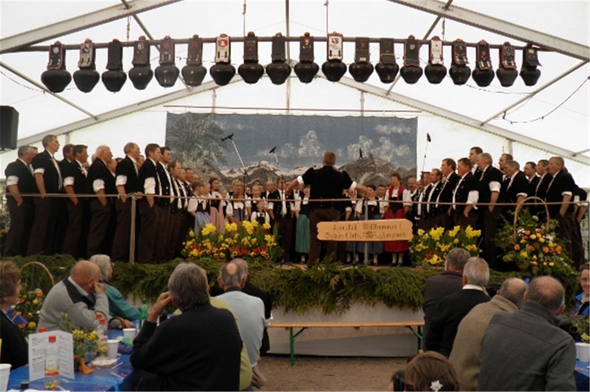 Über zweihundert Stimmen vereinten sich zum Gesamtchor unter der Leitung von Uel...