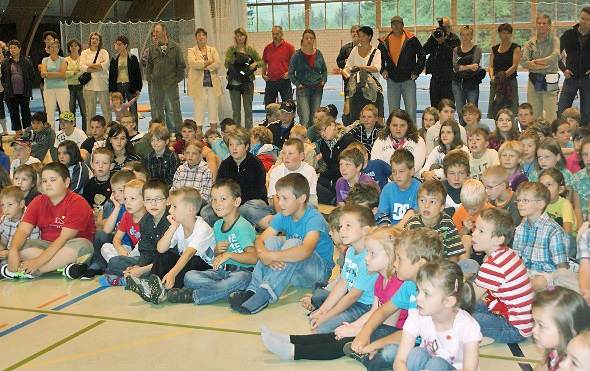 Überall – wie hier in der Sporthalle Wiriehorn - nahm eine erwartgsvolle Kinderschar das neue Schuljahr in Angriff.