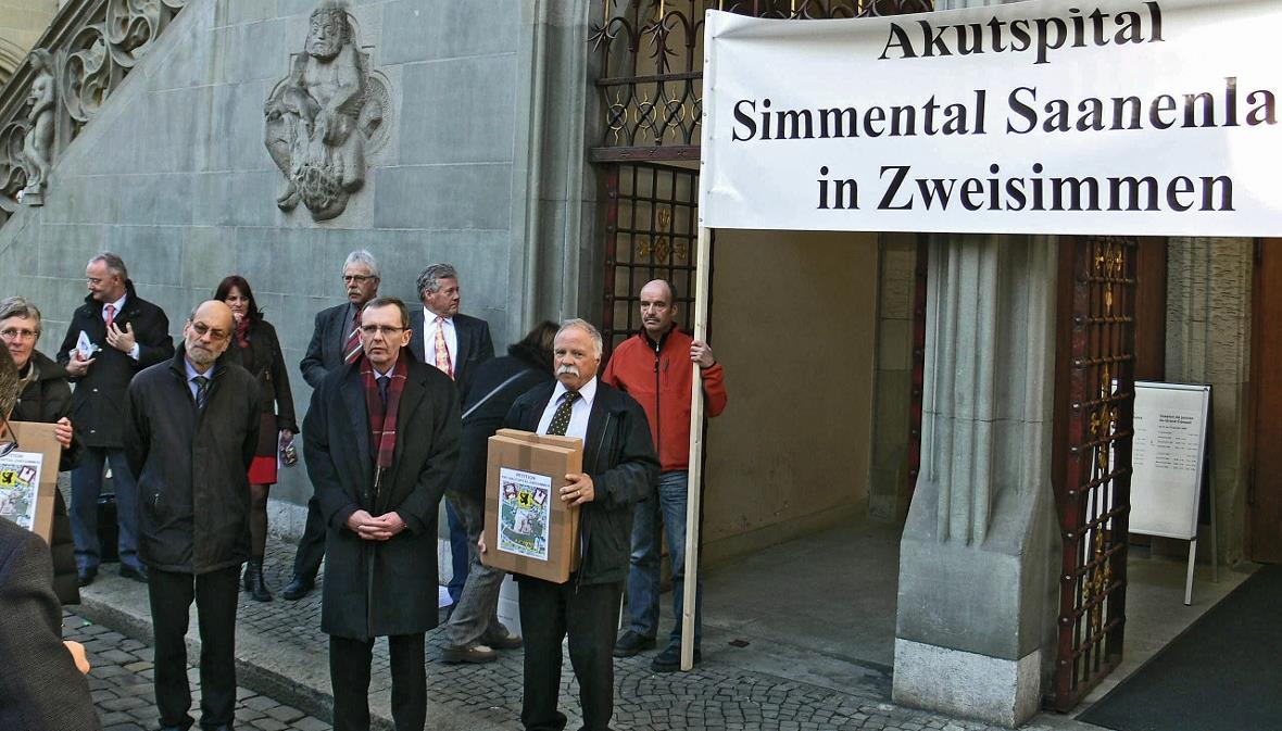Ein Jahr Spitalgeschichte im Simmental–Saanenland Übergabe der Petition an die Berner Regierung.