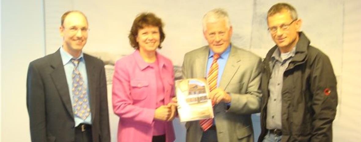 Definitives Kaufangebot eingereicht Übergabe des Kaufangebots am 12. Mai 2010. v.l. Patrick Westermeier (AGG), Doris Haldner (AGG), Grossrat Hans-Jörg Pfister (IG), Roland Rieder (IG).