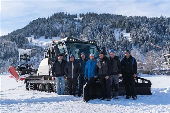 Übergabe im Beisein von Andreas Schnidrig (Prinoth Schweiz), Gemeindepräsident René Müller, Gemeinderat Rolf Aegerter, Jakob Trachsel (Bauverwalter), Marius Christeler (Loipendienst), Bruno Brunner (Loipenverantwortlicher), Jürg Klopfenstein (Strassenkommission).