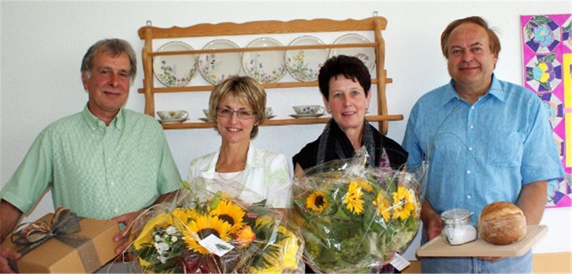 Übergabefeier im Alterbereich Erlenbach: Peter Dolder und Béatrice Baeriswyl von der STS-Alterswohnen AG übergeben die Verantwortung für die Sonnenstube an Katharina Antener und Thomas Mann von Pro Senectute Niedersimmental.