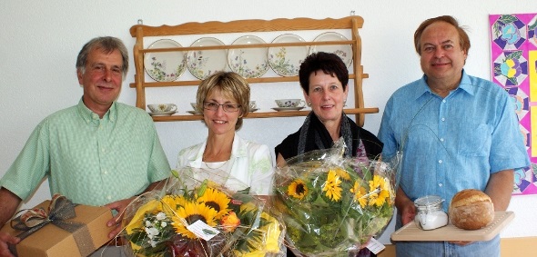 Übergabefeier im Alterbereich Erlenbach: Peter Dolder und Béatrice Baeriswyl von der STS-Alterswohnen AG übergeben die Verantwortung für die Sonnenstube an Katharina Antener und Thomas Mann von Pro Senectute Niedersimmental.