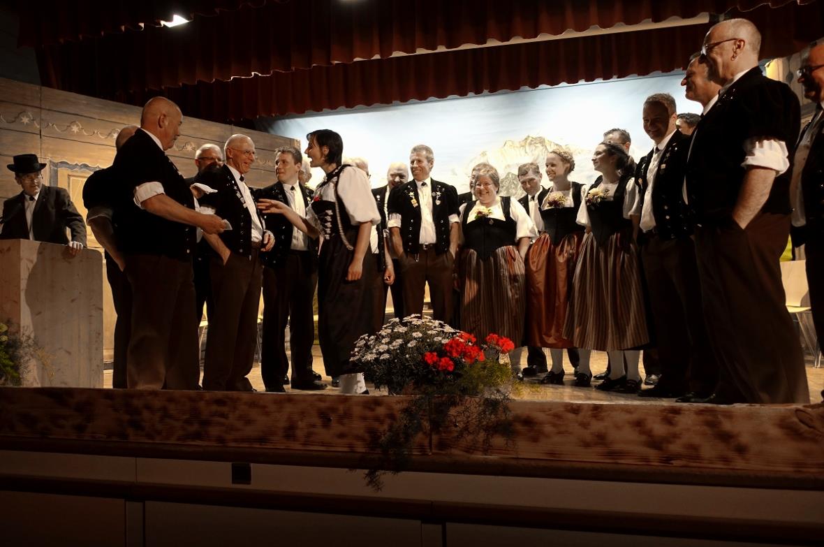 Überraschende „Naselumpe-Kontrolle“ wie vor 75 Jahren durch Sarah Müller im Auft...