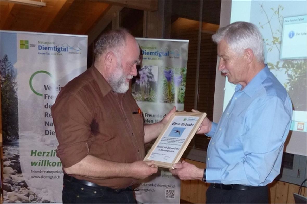Überreichung der Ehrenurkunde an Andreas Küttel, Oey, durch Christian Germann.