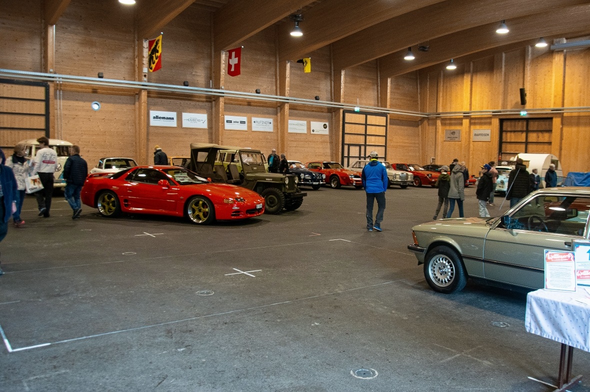 Übersicht der Simmental Arena von Innen, mit den ausgestellten Fahrzeugen.