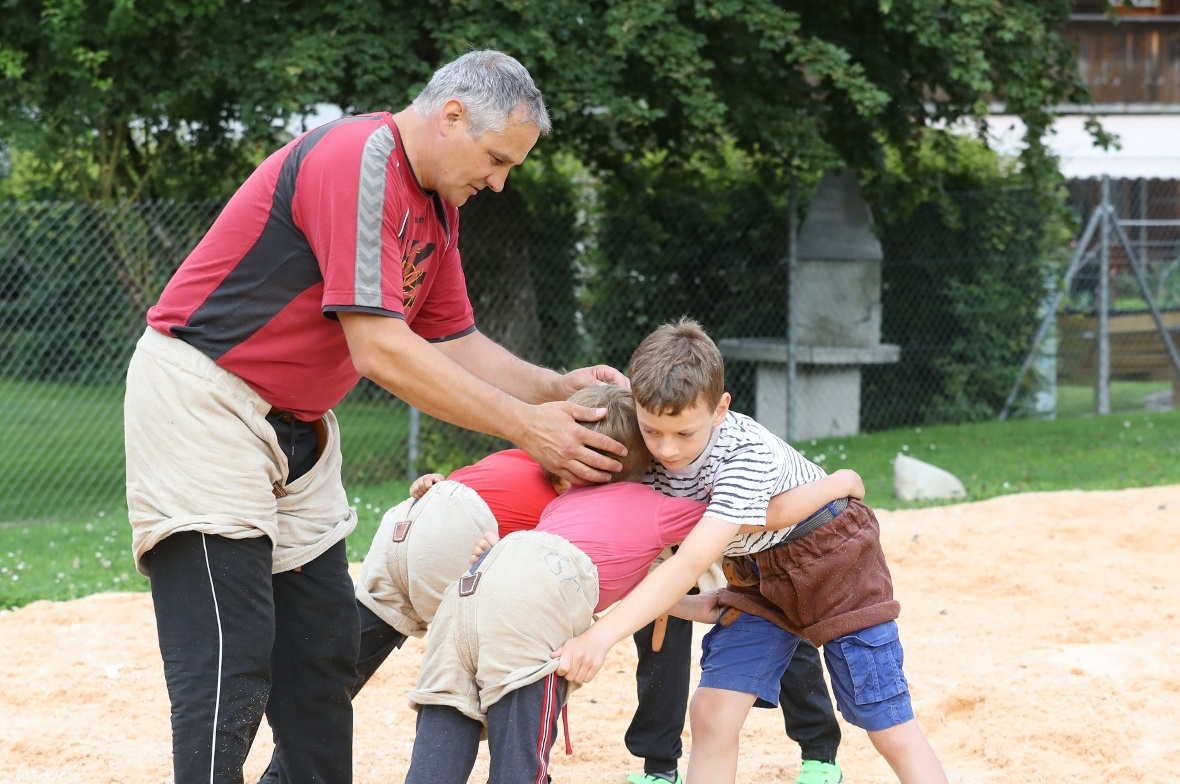 Übungsleiter Andre Zurbrügg liess das Erlernte sofort praktisch üben. Hier ist Livio im Einsatz.