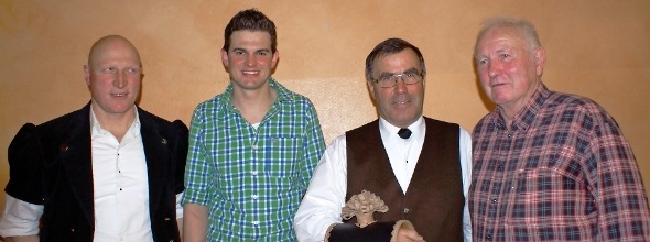 Ueli Bach, Turbach, VSA-Präsident; Christian Berger, Aeschi, neuer Geschäftsführer; Erwin Walker, Lenk, Ehrenmitglied mit Armin Hauswirth, der den bisherigen Geschäftsführer während seinem Präsidium ins Boot geholt hatte.