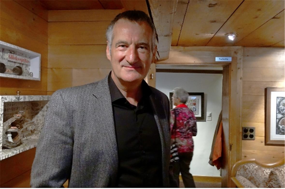 Ueli Hofer, einer der bekanntesten Scherenschnittkünstler.