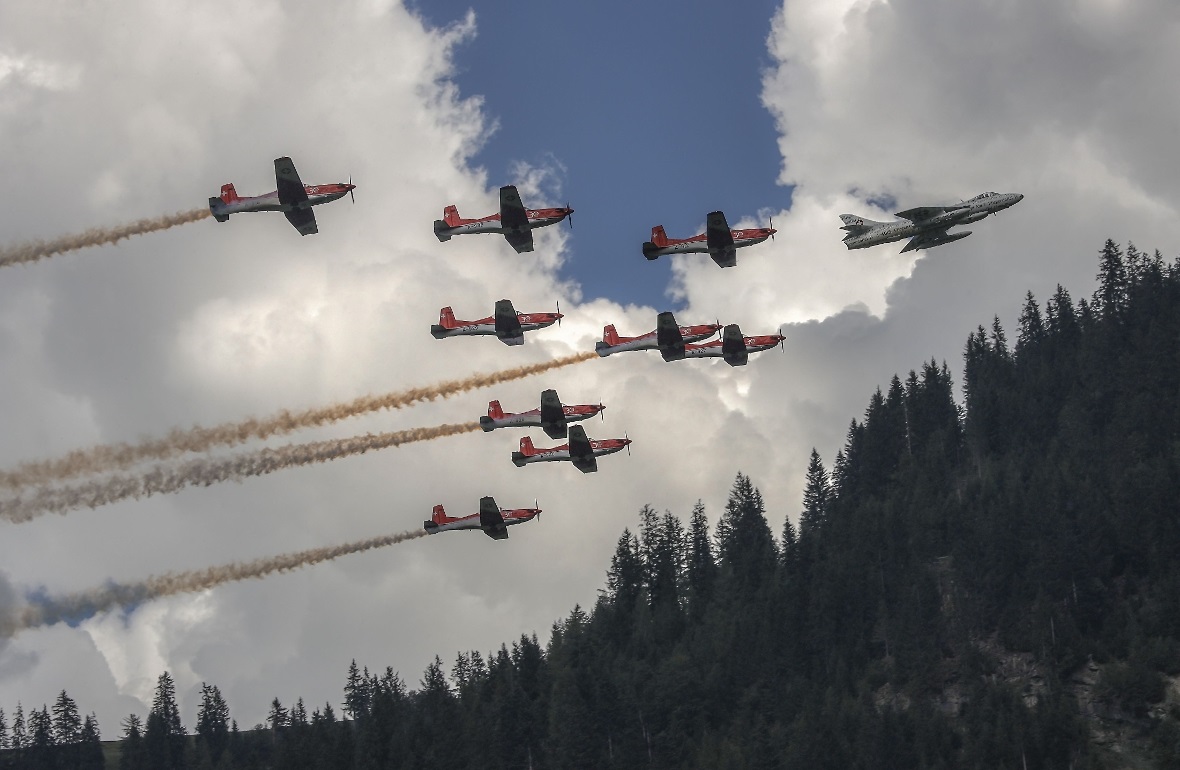 Ueli Leutert, im «Papyrus»-Hunter, führt das PC-7 Team über den Flugplatz.