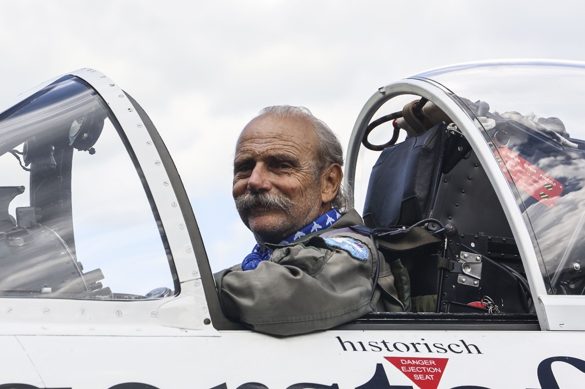 Ueli Leutert nach dem Kunstflug über dem Obersimmental.