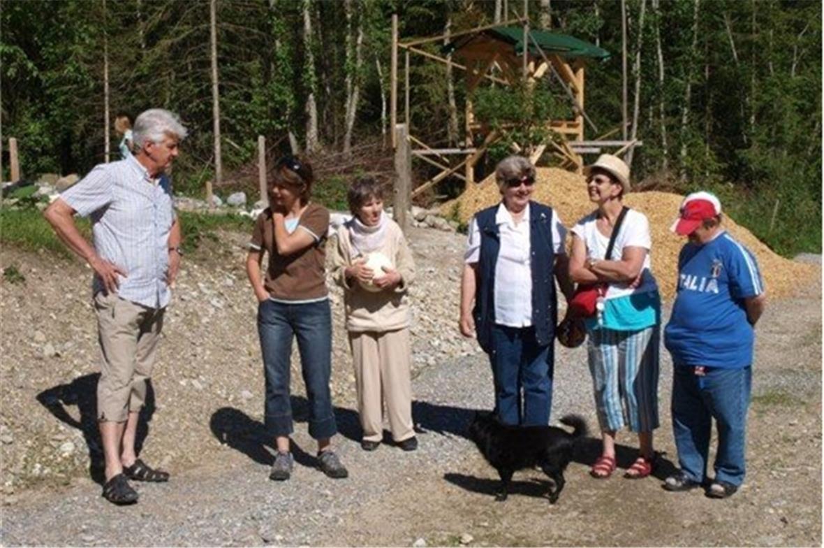 Ueli Sahli (links i.B) im Gespräch mit Besuchern u.a. Brigitte mit Balle / Ruthl...