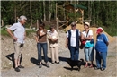 Ueli Sahli (links i.B) im Gespräch mit Besuchern u.a. Brigitte mit Balle / Ruthl...