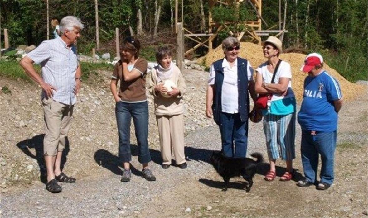 Ueli Sahli (links) im Gespräch mit Besuchern u.a. Brigitte mit Balle / Ruthli und Ricke mit Hüten vom Silea Thun