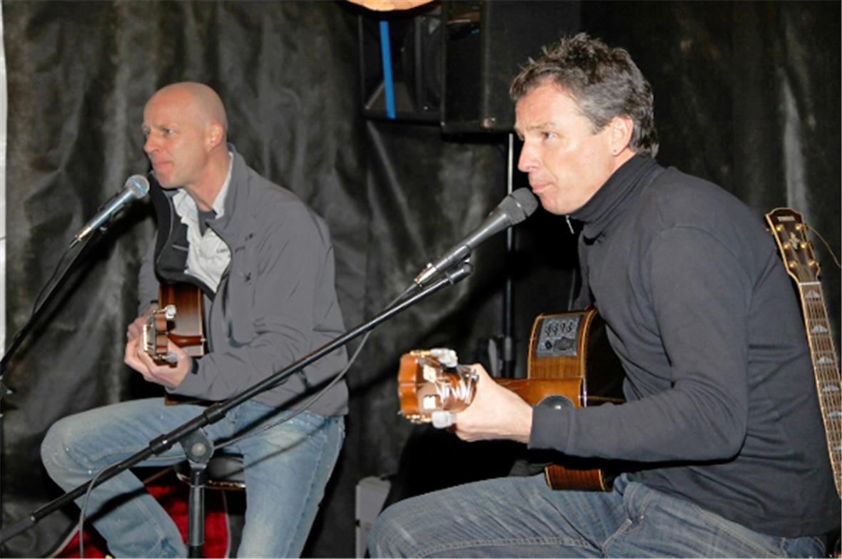 Ueli Schmezer (rechts) und Mats Küpfer begeisterte nicht nur die Kleinen, sonder...