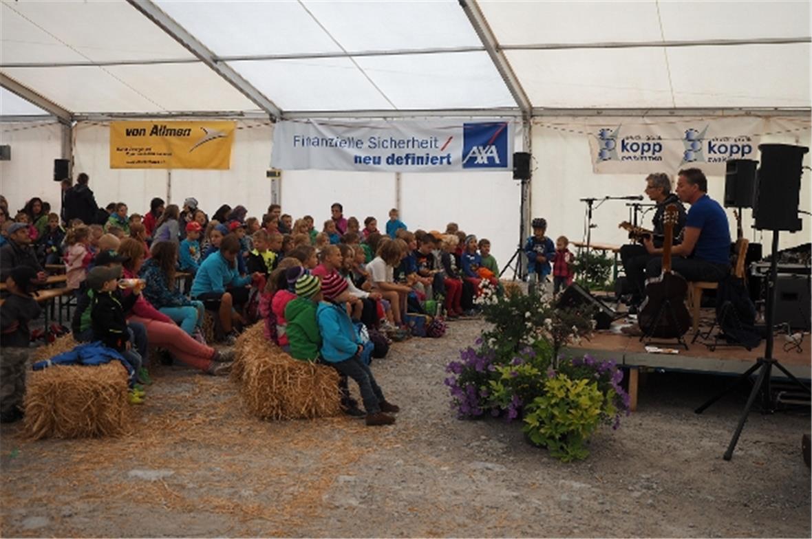 Ueli Schmezer und sein Kollege Remo Kessler unterhalten die Kinder im Festzelt.