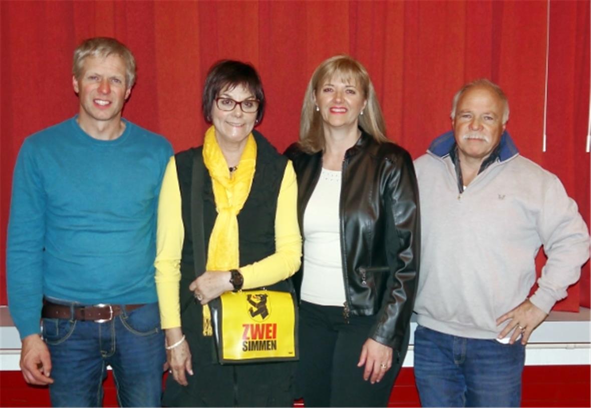 Ueli Zeller, neuer Gemeindepräsident, mit seiner Vorgängerin Christiane Griessen und Anne Speiser, abtretende Gemeinderatspräsidentin mit Nachfolger Ernst Hodel.