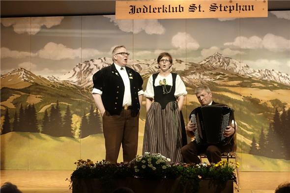 Ueli und Martina Moor wurden von Ueli Perreten an der Handorgel begleitet, während Barbara und Christian Moor von Peter Schneider begleitet wurden.