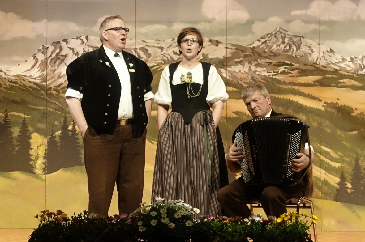 Ueli und Martina Moor wurden von Ueli Perreten an der Handorgel begleitet,