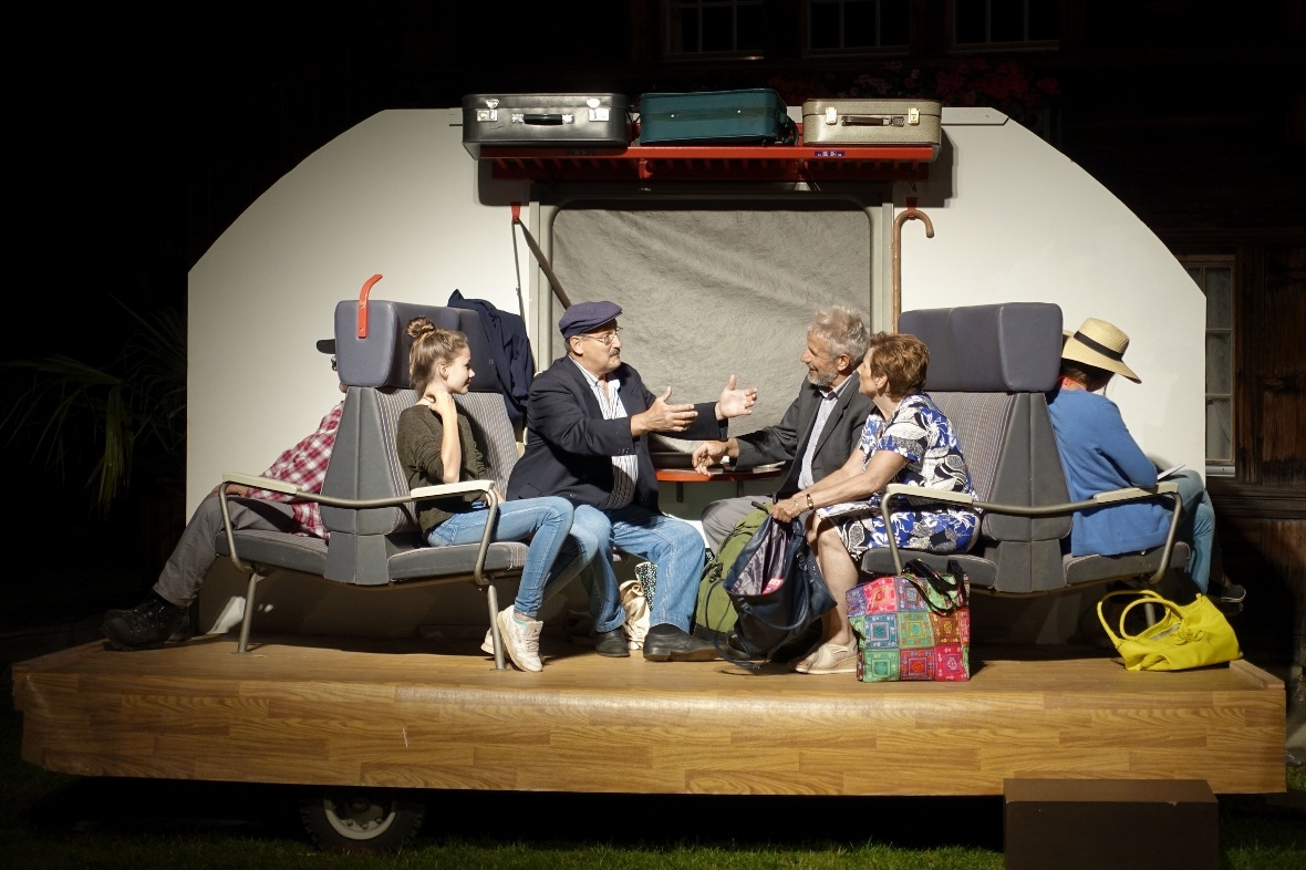 «Uf u dervo»: Grossvater (Manfred Stucki) macht sich mit seiner Grosstochter Lis...