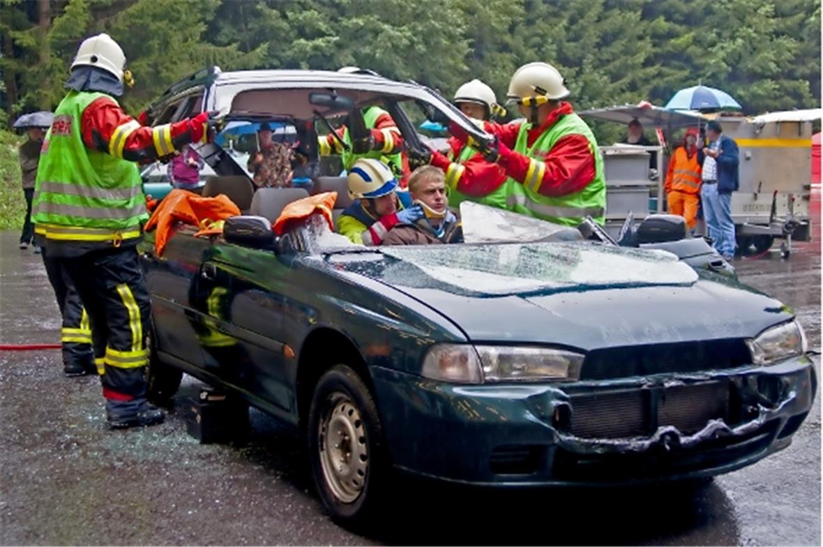 Um den Verletzten zu bergen, wird das Dach des Fahrzeugs entfernt