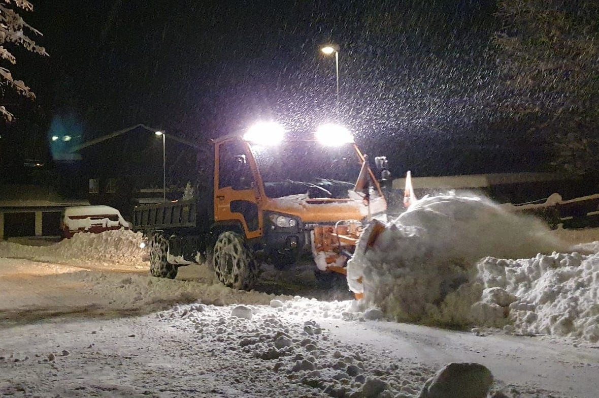 Um drei Uhr in der Früh geht es mit der Schneeräumung los. Fredi Bowee räumt um ...