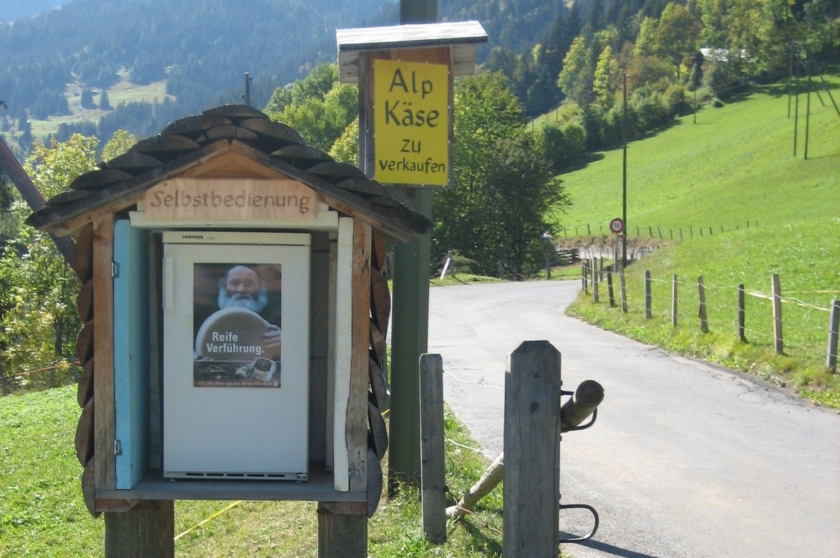 Um ein Stück von dem begehrten Käse erwerben zu können, soll man direkt auf der ...