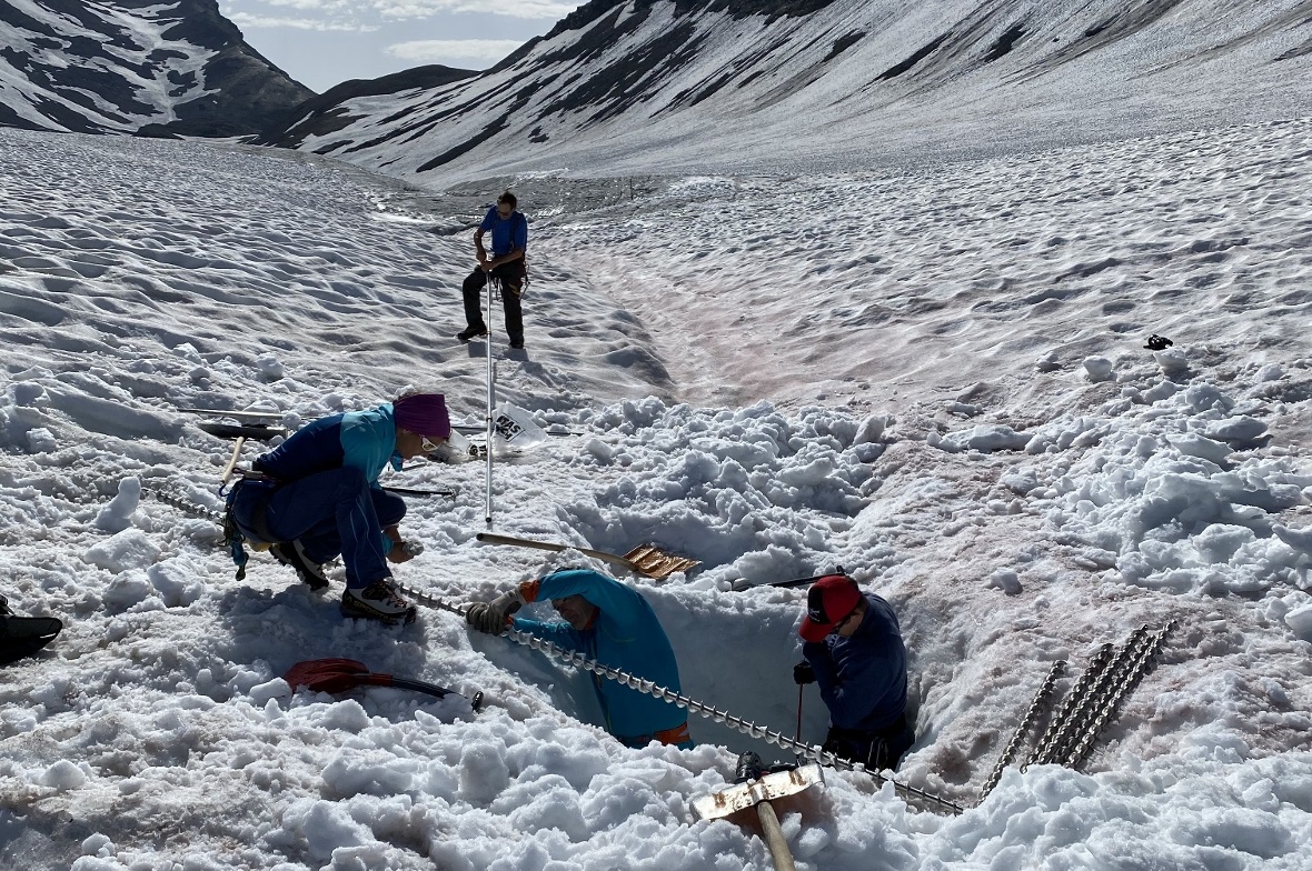 Um mit der Farbe auf den Kanalboden zu gelangen, musste vorab von Hand ein Loch ...