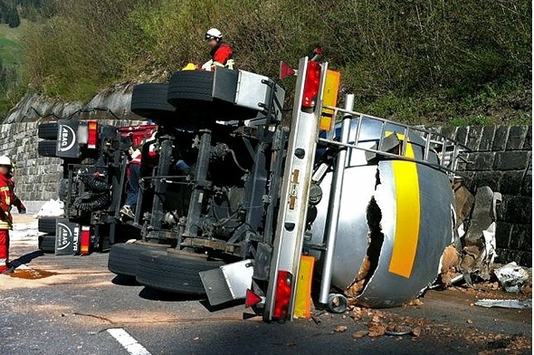Umgekippter Lastwagen in Zweisimmen.