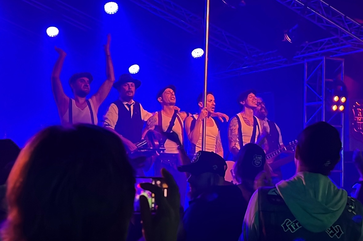 Uncle Bard & The Dirty Bastards zeigten ohne Mikrofon ihre starke Stimmen.