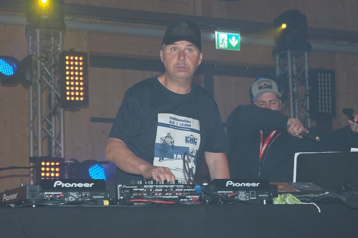 Und ab Mitternacht übernahm DJ Alex – der Skihüttenkönig.