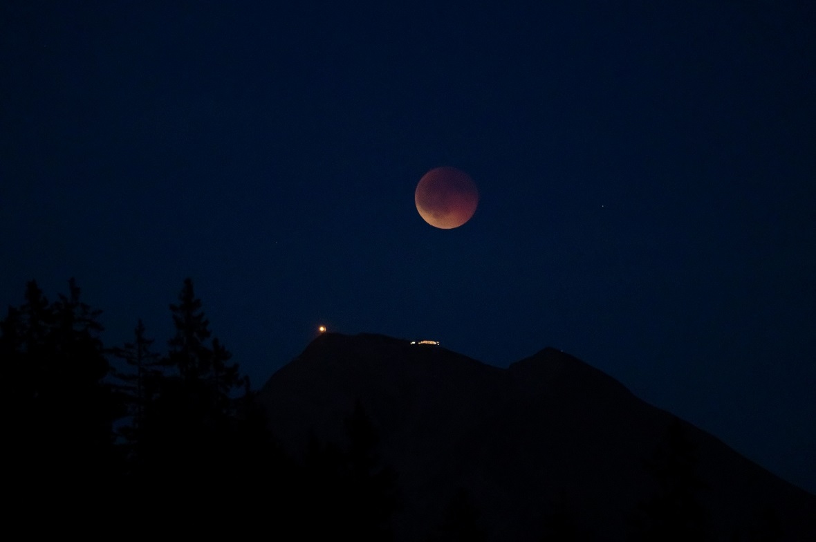 Eindrückliche Mondfinsternis über dem Simmental Und auch Livia Bühler aus Erlenbach blickte auf das Naturereignis am Nachthimmel: Mit ihrer Kamera schoss sie dieses Blutmondbild oberhalb von Erlenbach mit Blick Richtung Niesen.