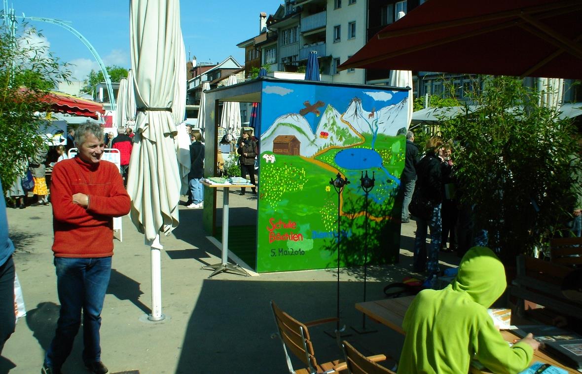 Und da steht der Informations-Kubus des Regionalen Naturparks Diemtigtal am 8. Mai 2010: Am diesjährigen Wildpflanzenmärit auf dem Mühleplatz in Thun.