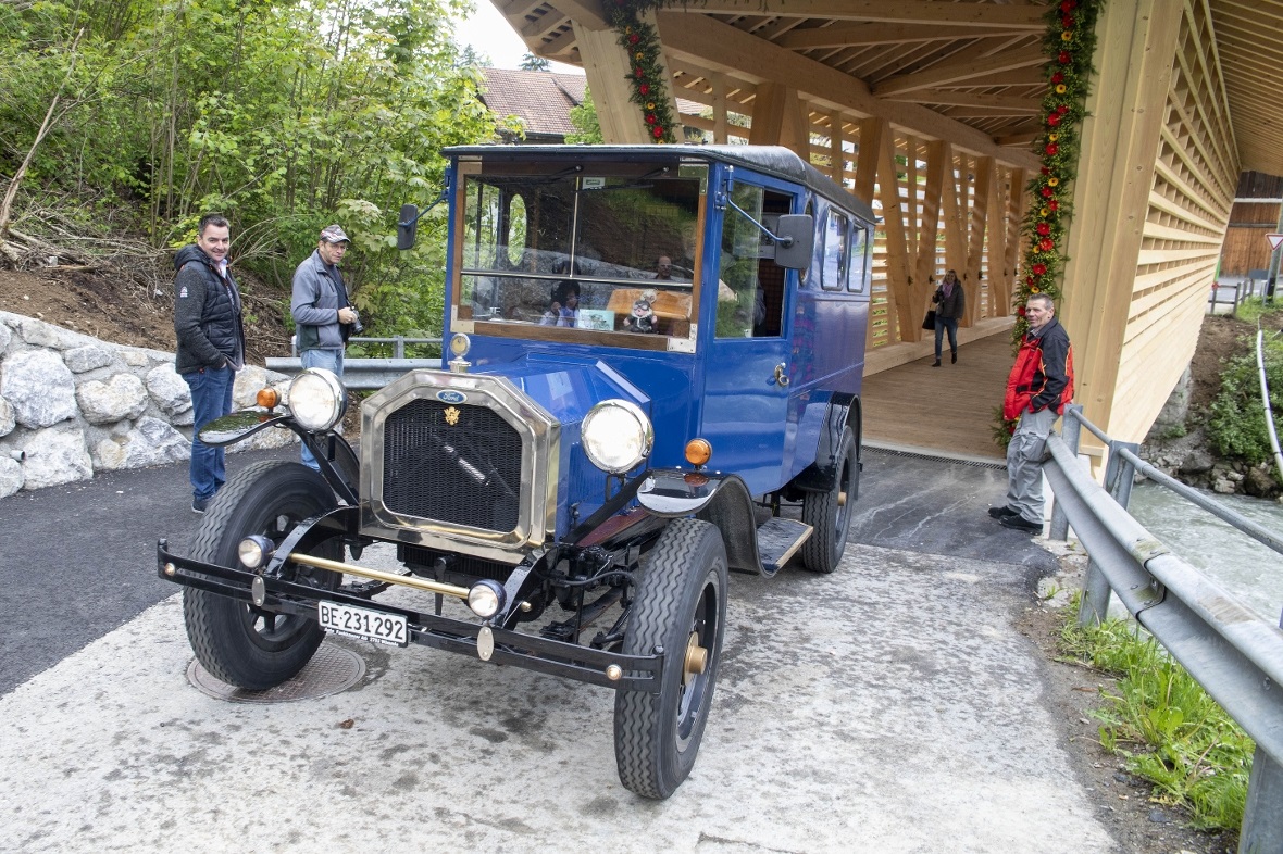 Und schon rollten die ersten Autos über die Brücke.