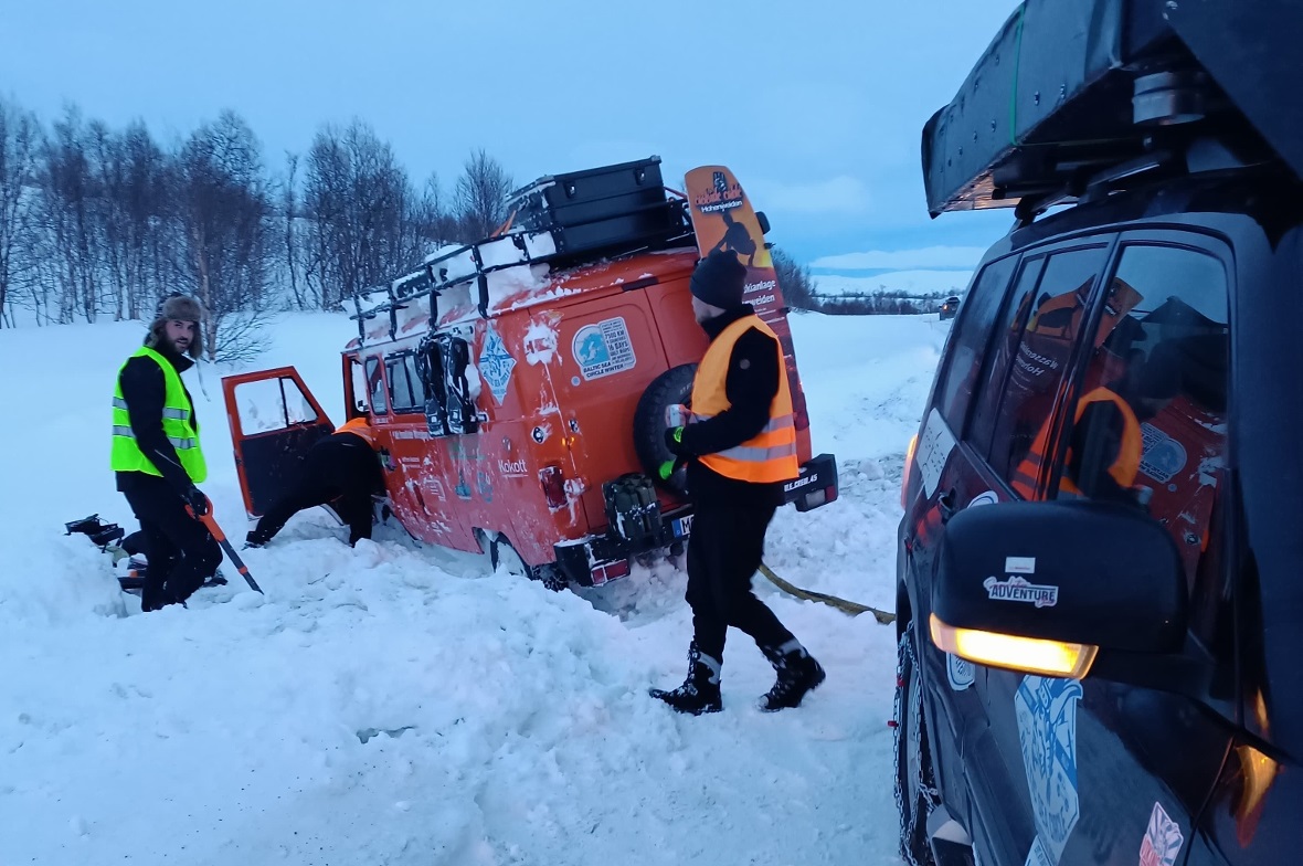 Unfall fünf Kilometer südlich des Polarkreises in Schweden, als einer der Konvoi...